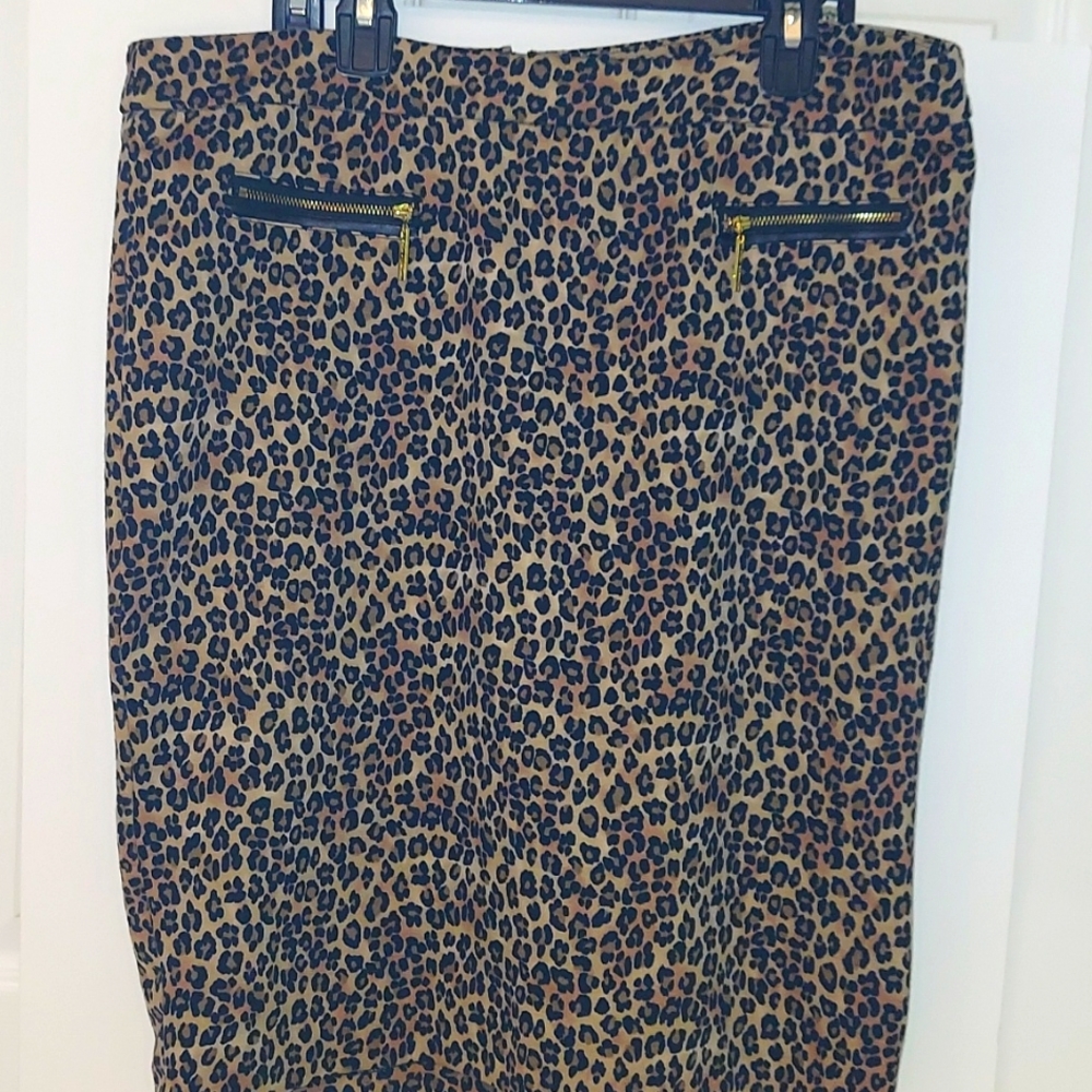 Dana Buchman leopard skirt with faux leather accents